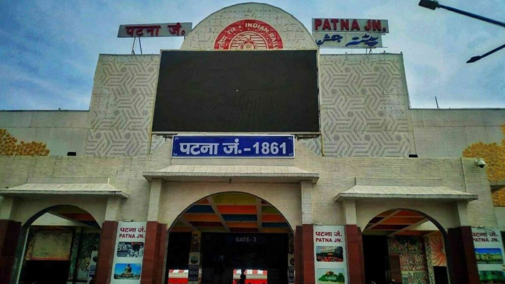 पटना जंक्शन पर अचानक पहुंच गई निगरानी टीम, किसी यात्री ने कर दी थी ये जनरल टिकट के ज्यादा पैसे वसूलने की शिकायत 1 Picsart 23 03 19 23 23 26 964
