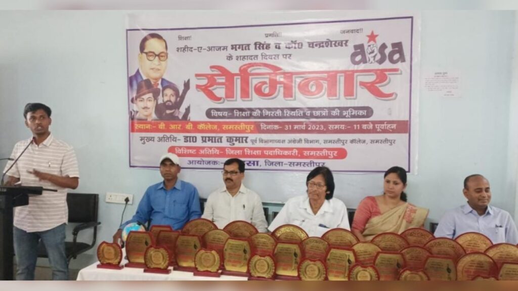 क्वीज प्रतियोगिता में सफल अभ्यर्थियों को किया गया सम्मानित, जिला शिक्षा पदाधिकारी ने बच्चों का बढ़ाया मनोबल 1 Picsart 23 03 31 19 20 55 480