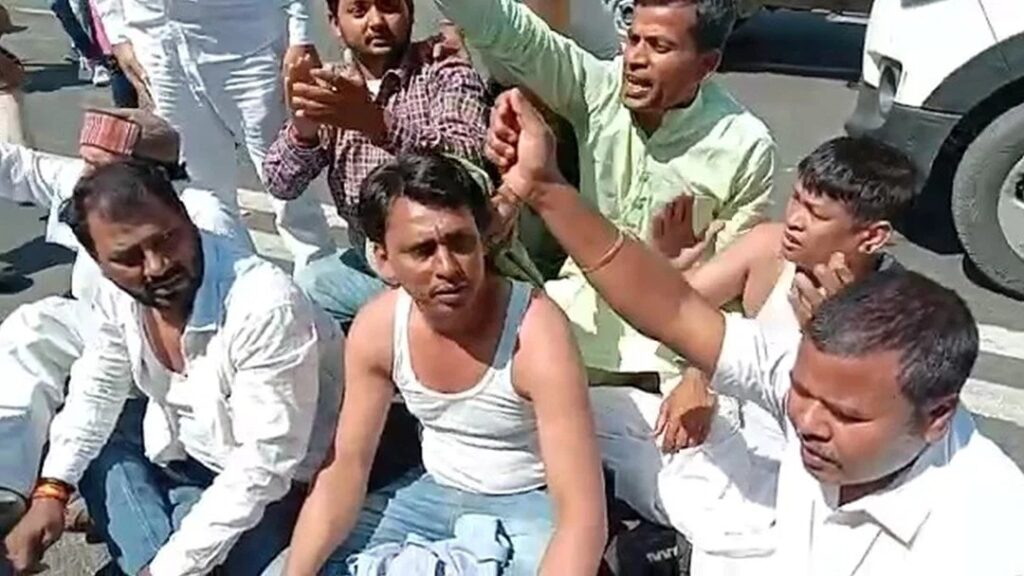'CBI हाय-हाय...' राबड़ी आवास के अंदर सीबीआइ की टीम, बाहर RJD समर्थकों का जोरदार प्रदर्शन व नारेबाजी 1 Prabhatkhabar2023 031941ba6e 42c8 40b6 bf52 000bc5c4792fWhatsApp Image 2023 03 06 at 12 47 41 PM 01