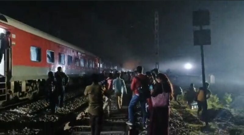 दरभंगा में टला बड़ा हादसा, स्वतंत्रता सेनानी एक्सप्रेस ट्रेन में लगी आग, मची अफरा-तफरी 1 Screenshot 2023 03 13 21 40 57 31 0b2fce7a16bf2b728d6ffa28c8d60efb 01