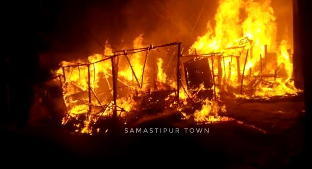 BREAKING: विभूतिपुर में लगी आग; 4 घर जलकर राख, आग लगने का कारण स्पष्ट नहीं 1 Screenshot 2023 03 16 20 50 55 58 92460851df6f172a4592fca41cc2d2e6 01
