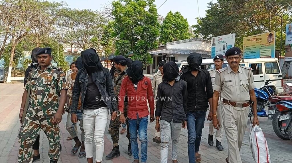 समस्तीपुर पुलिस ने 8 बदमाशों को भारी मात्रा में हथियार के साथ दबोचा, लूट की घटना को किया विफल 1 Screenshot 2023 03 25 16 46 19 94 92460851df6f172a4592fca41cc2d2e6 01