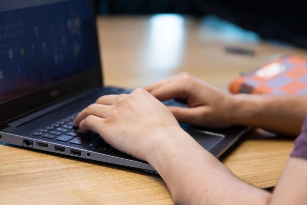 बिहार बोर्ड के टॉपर्स होंगे मालामाल, रुपये से लेकर लैपटॉप तक की बौछार 1 laptop