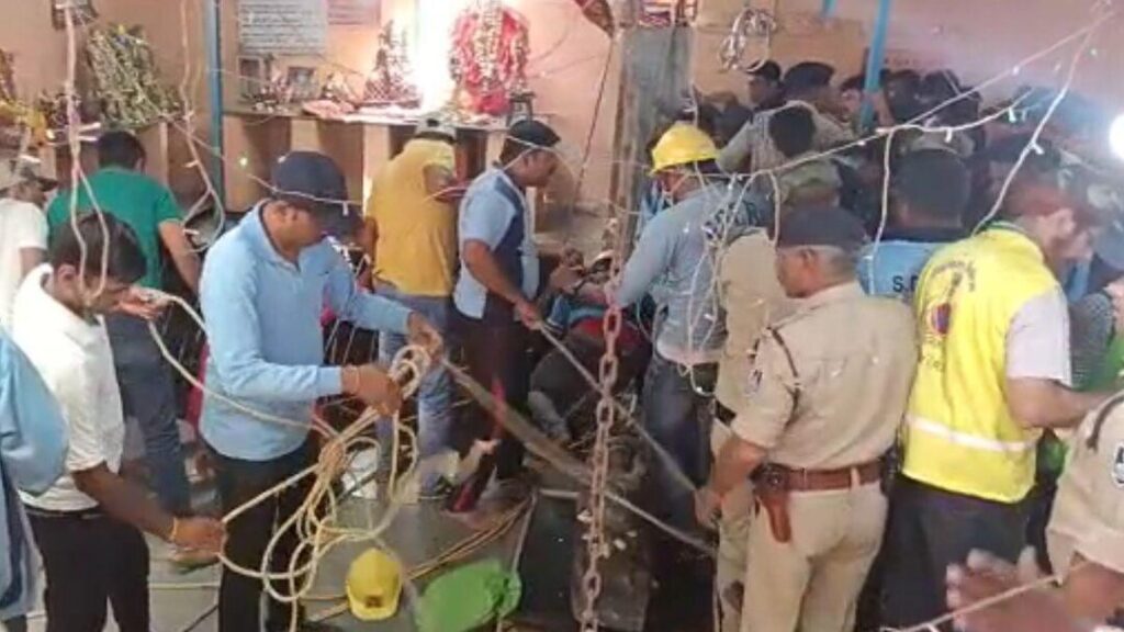 इंदौर में रामनवमी पर बड़ा हादसा, मंदिर में बनी बावड़ी की छत धंसी, 25 से ज्यादा लोग अंदर गिरे 1 ram navmi 4