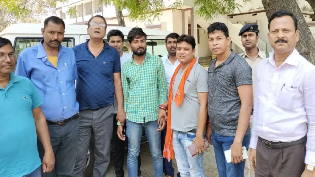 बिहार: जमीन सर्वे के नाम पर 20 हजार घूस लेते अमीन गिरफ्तार, वृद्ध किसान को महीनों से कर रहा था परेशान 1 18 04 2023 jehanabad rishwat ammen 23388916