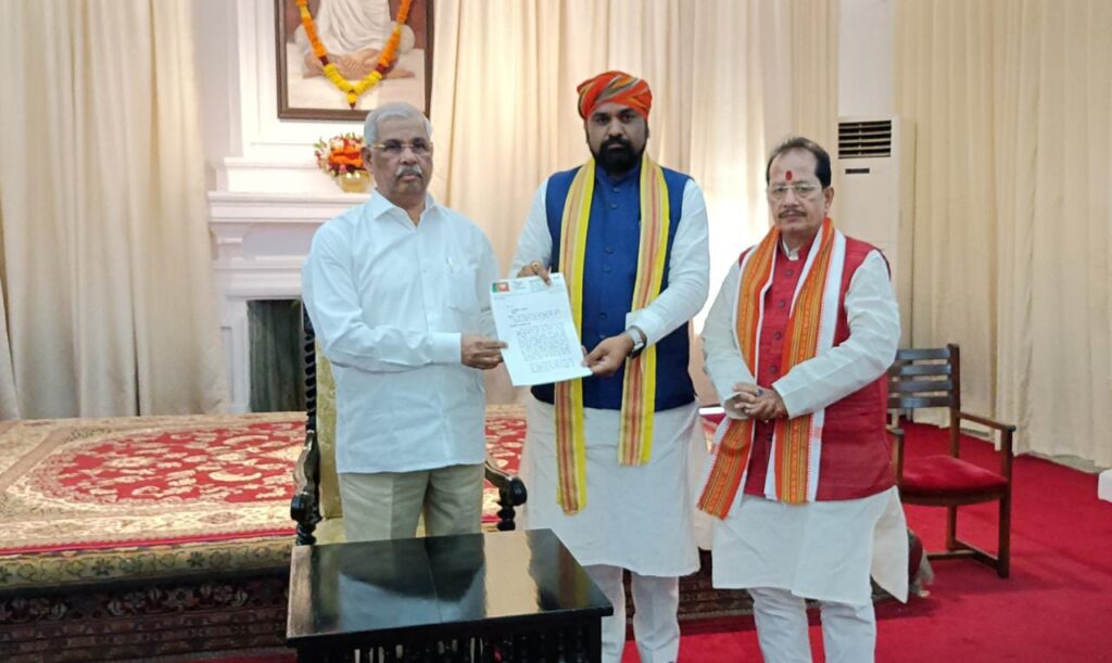 बिहार में हिंसा की घटनाओं को लेकर राज्यपाल से मिला BJP प्रतिनिधिमंडल, कहा- बिहार में कानून व्यवस्था पूरी तरह फेल 1 20230401 172140