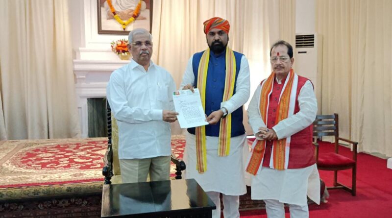 बिहार में हिंसा की घटनाओं को लेकर राज्यपाल से मिला BJP प्रतिनिधिमंडल, कहा- बिहार में कानून व्यवस्था पूरी तरह फेल 1 20230401 172140