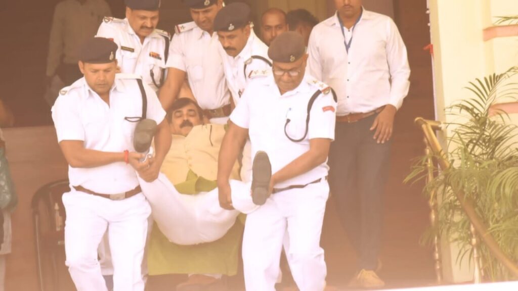 बिहार विधानसभा से BJP विधायक को मार्शलों ने हाथ और पैर से उठाकर किया बाहर 1 20230405 120700