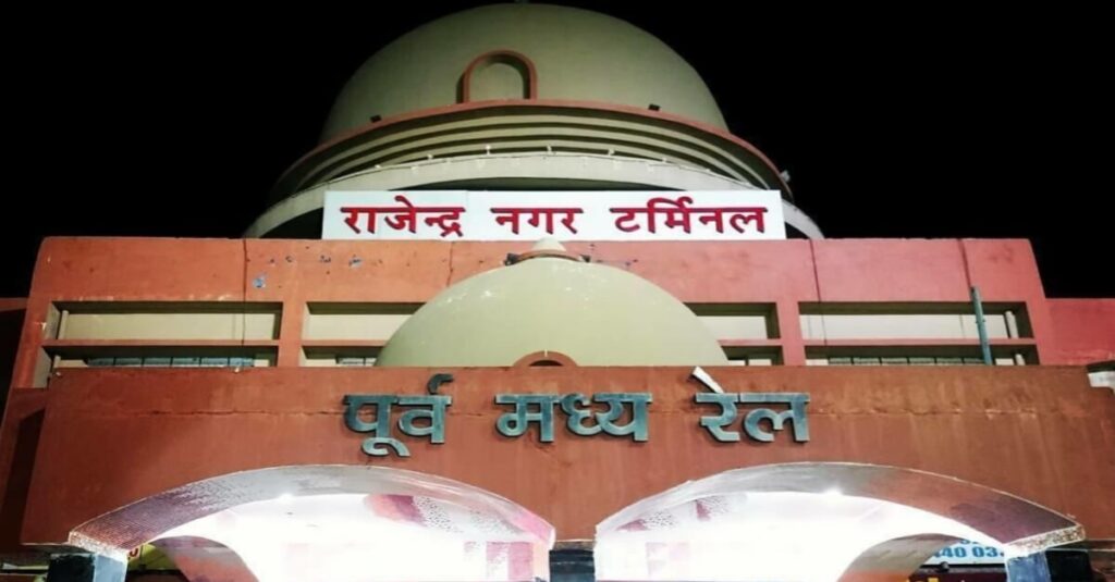 पटना के स्टेशन पर महिला टिकट बुकिंग क्लर्क ने किया बवाल, पदाधिकारी पर लगया ये गंभीर आरोप 1 20230423 085402