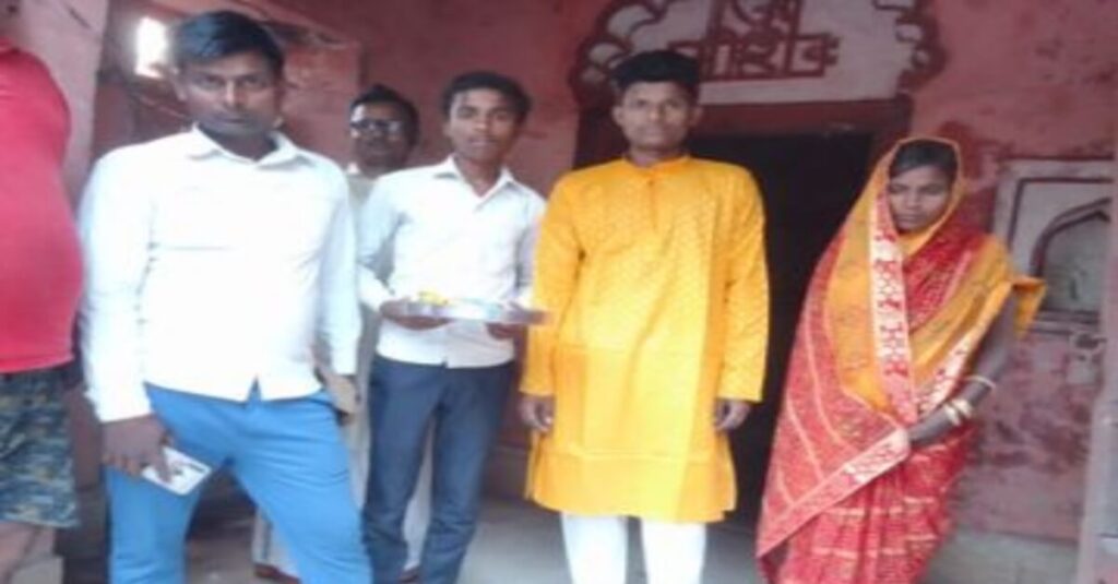 बिहार: 150 किमी का सफर तय कर गर्लफ्रेंड से मिलने पहुंचा प्रेमी, गांववालों ने पकड़कर करा दी 1 20230430 152005