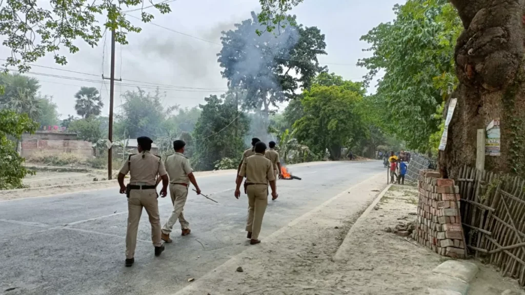 बिहार: छापेमारी करने पहुंची पुलिस टीम पर तीर-धनुष से लैस आदिवासियों का हमला, शादी समारोह में खलल डालने पर भड़के लोग 1 21 04 2023 attack on excise team katihar 23391556