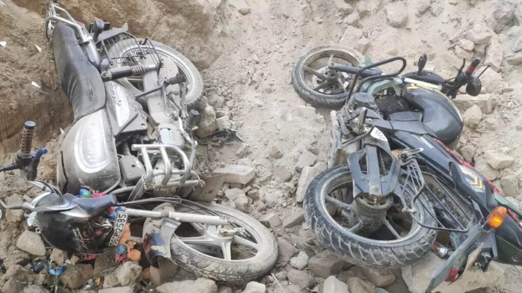 समस्तीपुर से नवविवाहिता को विदा कराकर मुजफ्फरपुर लौट रहे लोगों में से दो बाइक सवार जर्जर पुल से 20 फीट नीचे गिरे, मौके पर मौ'त 1 27 04 2023 bike riders fell from samastipur 23396829 01