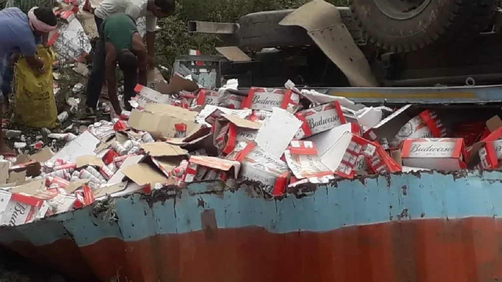 बिहार: ट्रक पलटा तो मची बियर लूटने वालों की होड़, बोरियों में कैन भरकर ले गए लोग; पुलिस पहुंची तो भागे 1 30 04 2023 purnea beer loot 23399524
