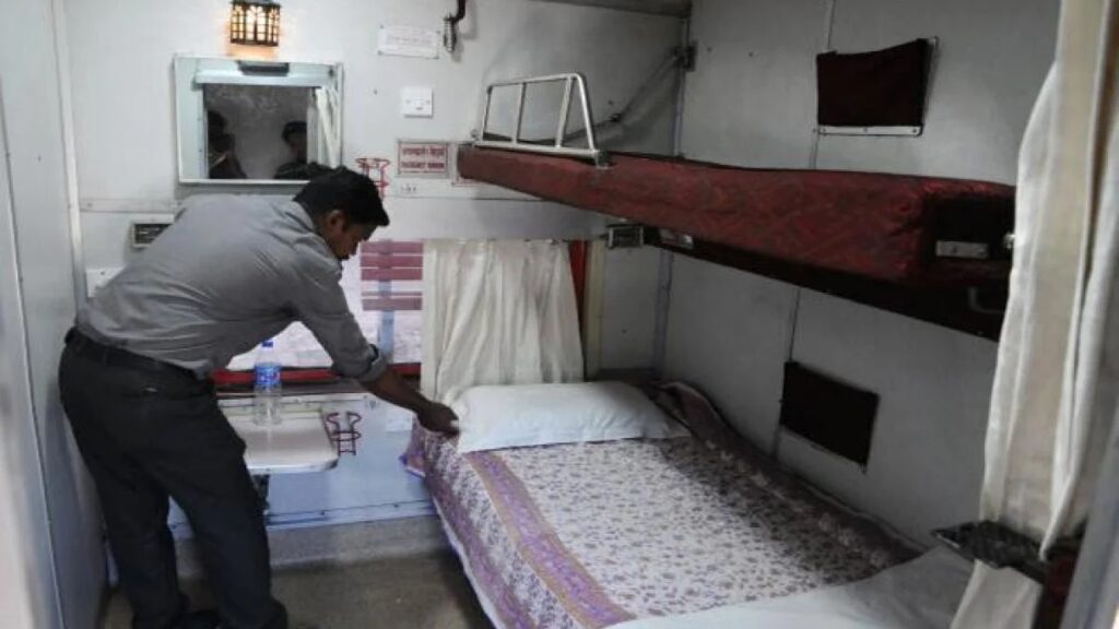 Indian Railways: यात्री अब क्यूआर कोड स्कैन कर जान सकेंगे कब धुला है बेडरोल, इन ट्रेनों में शुरू हुई सुविधा... 1 AC Coaches bedrolls 01