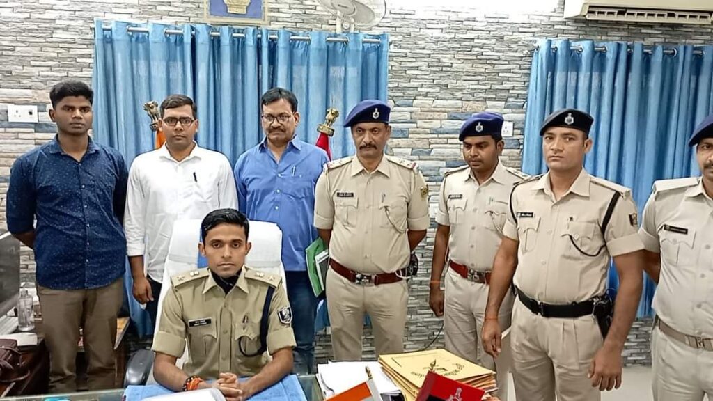 Top-10 अपराधियों की सूची में शामिल लक्ष्मण को समस्तीपुर पुलिस ने जितवारपुर चौथ से किया गिरफ्तार 1 FB IMG 1681211565477