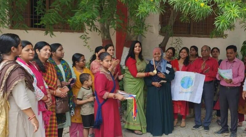 समस्तीपुर वीमेंस कॉलेज में पेड़ के नीचे किया गया पृथ्वी दिवस का आयोजन, छात्राओं ने लिया भाग 1 FB IMG 1682472702866