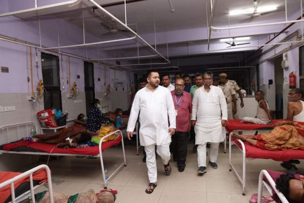डिप्टी सीएम तेजस्वी यादव आधी रात अचानक पहुंचे SKMCH, ड्यूटी से गायब मिले कई डॉक्टर 1 FB IMG 1682819412429