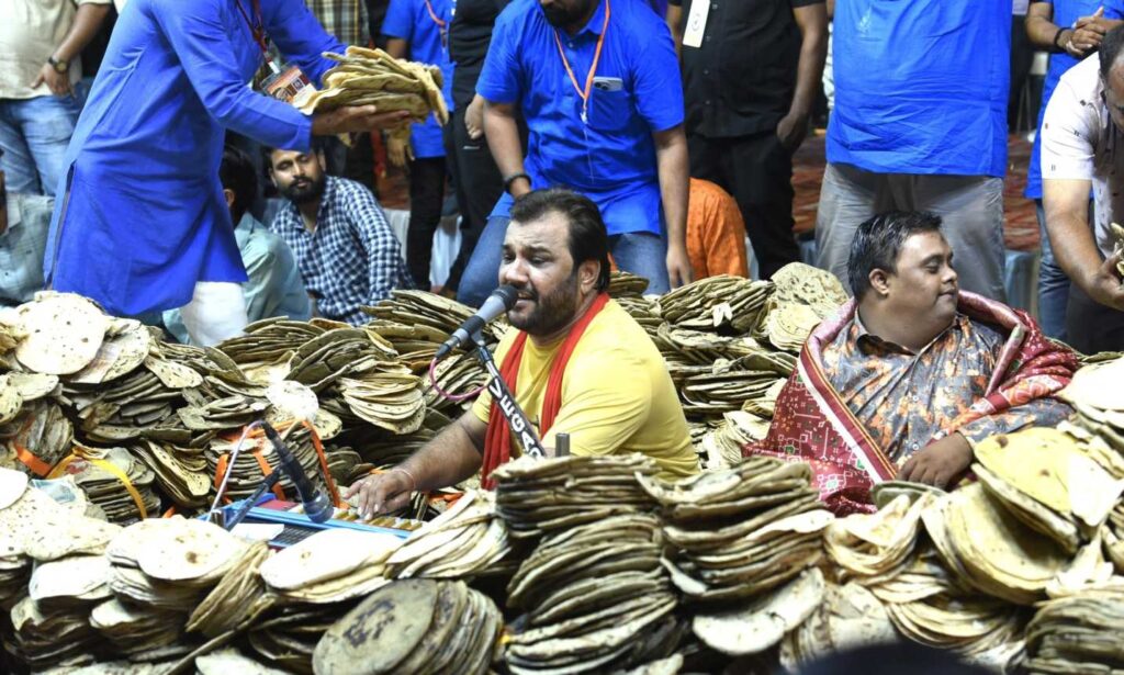 भजन कार्यक्रम में नोट की जगह रोटियों की बारिश, मंच पर चपातियों का ढेर, जानें वजह 1 Ft XiMFXsAAYckj 01