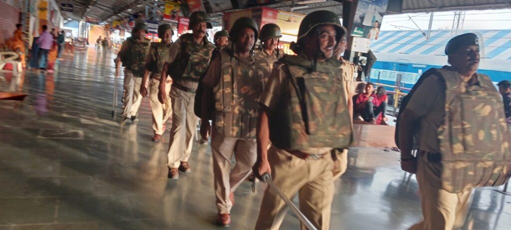 समस्तीपुर जंक्शन पर RPF और GRP के द्वारा निकाला गया फ्लैग मार्च 1 IMG 20230405 WA0082 01