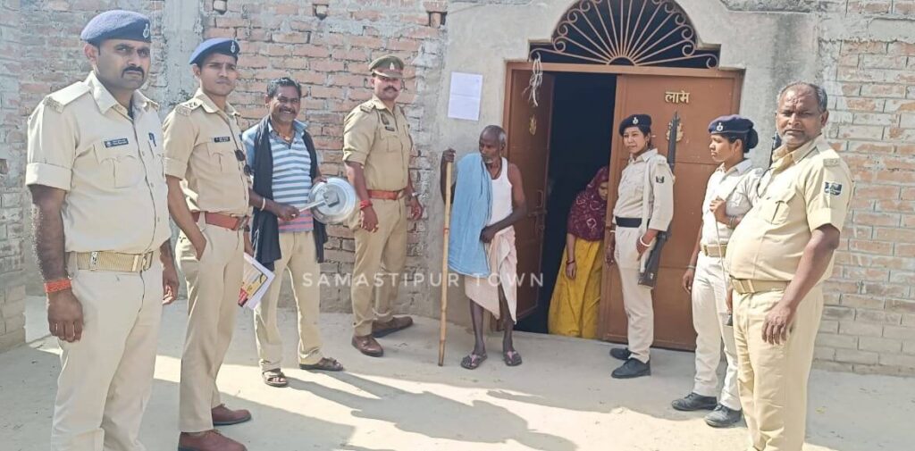 वाराणसी में पुलिस एनकाउंटर में फरार लालन के समस्तीपुर स्थित घर पर यूपी पुलिस ने चिपकाया दूसरी बार इश्तेहार 1 IMG 20230406 WA0120 01