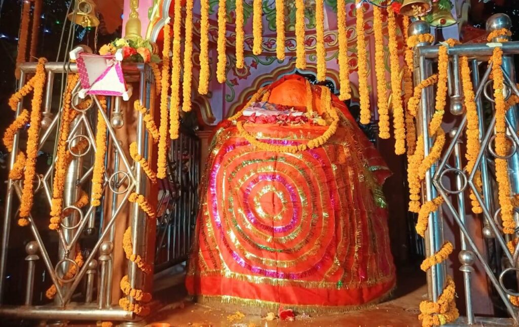 हसनपुर स्थित सती स्थान मंदिर में वार्षिक उज्जैनी पूजा का आयोजन; गांव के हर घर से प्रसाद के लिए चावल, दाल, सब्जी पहुंचा 1 IMG 20230406 WA0148 01
