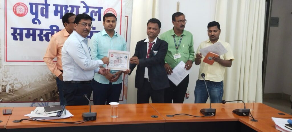 समस्तीपुर मंडल में चार रेल कर्मियों को मिला 'मैन ऑफ द मंथ' का अवार्ड, बेहतर कार्य करने पर मिला अवार्ड 1 IMG 20230410 WA0096