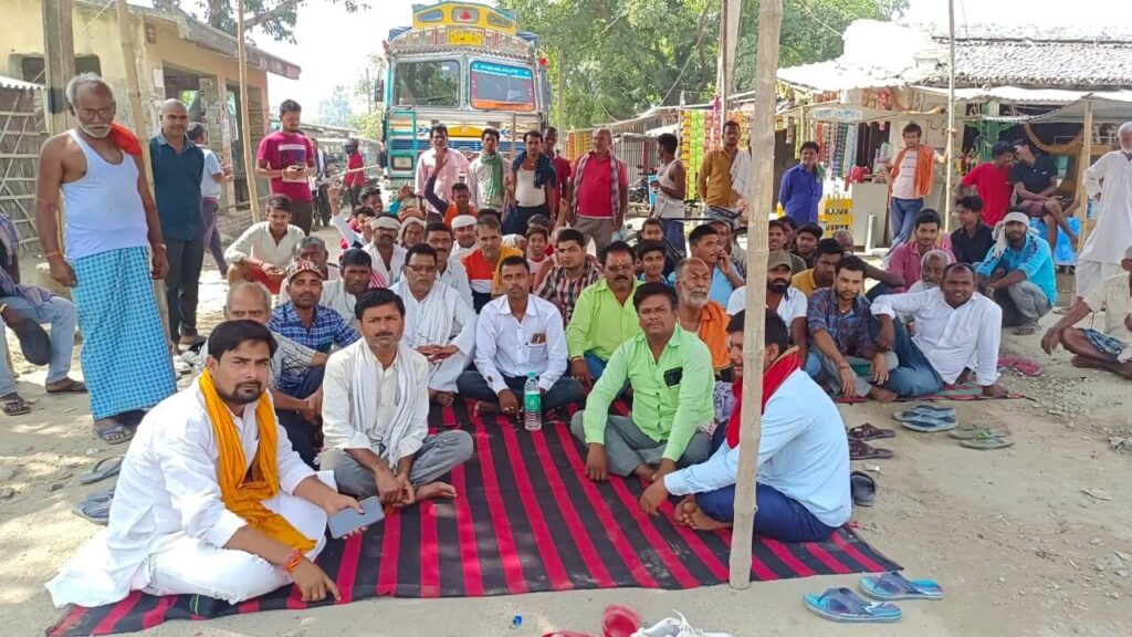 दलसिंहसराय-बिशनपुर मुख्य पथ के जल्द निर्माण की मांग को लेकर धमुआ चौक पर लोगों ने किया सड़क जाम 1 IMG 20230415 WA0035 01
