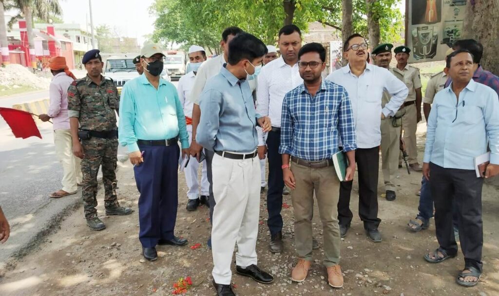 समस्तीपुर-मुसरीघरारी पथ पर चल रहे चौड़ीकरण कार्य का DM ने किया निरीक्षण, पेड़ों का जल्द ट्रांसलोकेशन करने का निर्देश 1 IMG 20230426 WA0067 01