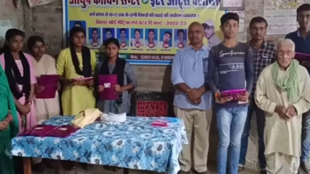 मैट्रिक-इंटर की परीक्षा में सफल छात्र-छात्राओं को मिथिला परंपरा के अनुसार पाग, माला और चादर देकर किया गया सम्मानित 1 Picsart 23 04 18 09 21 17 553