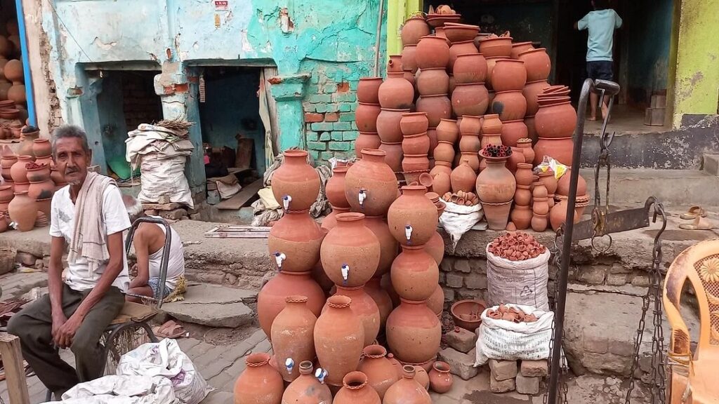 गर्मी में फ्रिज के बजाय पियें घड़े का पानी, दूर होती हैं कई बीमारियां, जानें अन्य फायदे 1 Prabhatkhabar2023 042552483f 1c1c 48d5 9faf a1e07bfb203411gya 31 11042023 18 pat13981 01