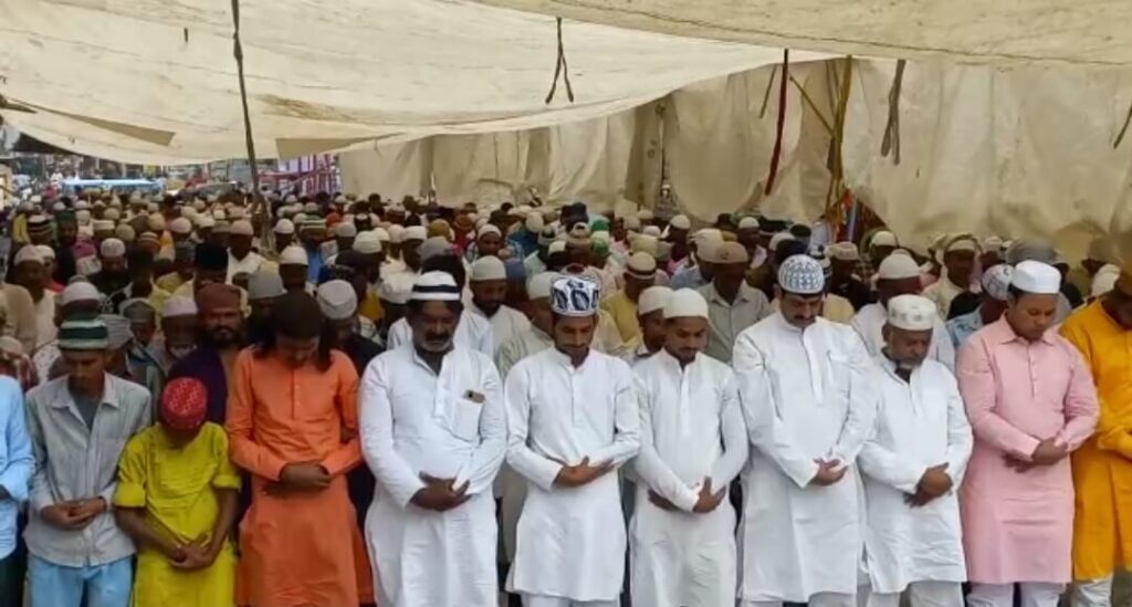समस्तीपुर में अता की गई अलविदा की नमाज, शहर के गोला रोड स्थित जामा मस्जिद समेत कई जगहों पर जुटे नमाजी 1 Screenshot 2023 04 21 23 43 06 13 92460851df6f172a4592fca41cc2d2e6 01