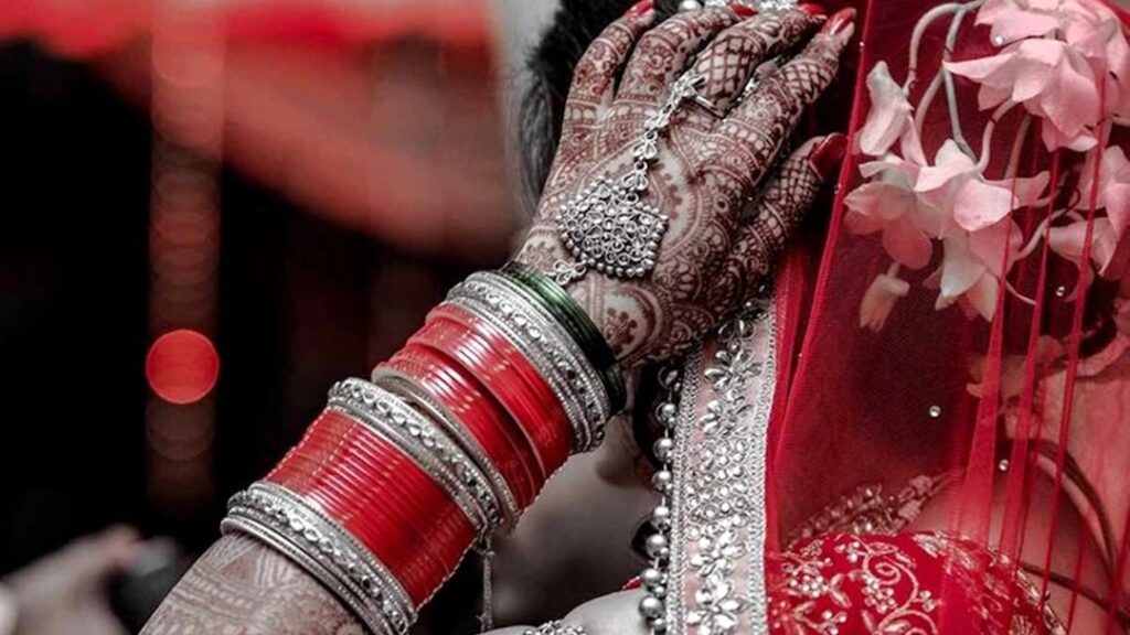 मुजफ्फरपुर जंक्शन पर साली-जीजा का हाई वोल्टेज ड्रामा, दीवार से सिर फोड़कर बोली- मांग भरो नहीं तो... 1 dj dance sixteen nine 01
