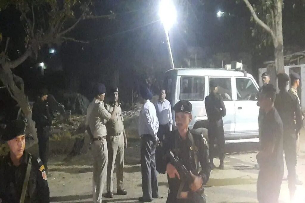 बिहार में दंगे के बाद एक्शन में DGP आरएस भट्टी, बिहारशरीफ में हिंसा प्रभावित इलाकों का लिया जायजा 1 n486505230168051679105332916e034f89e345732a25fd2f1fb67521f98f940f8b47a4c29916af3dc1f213