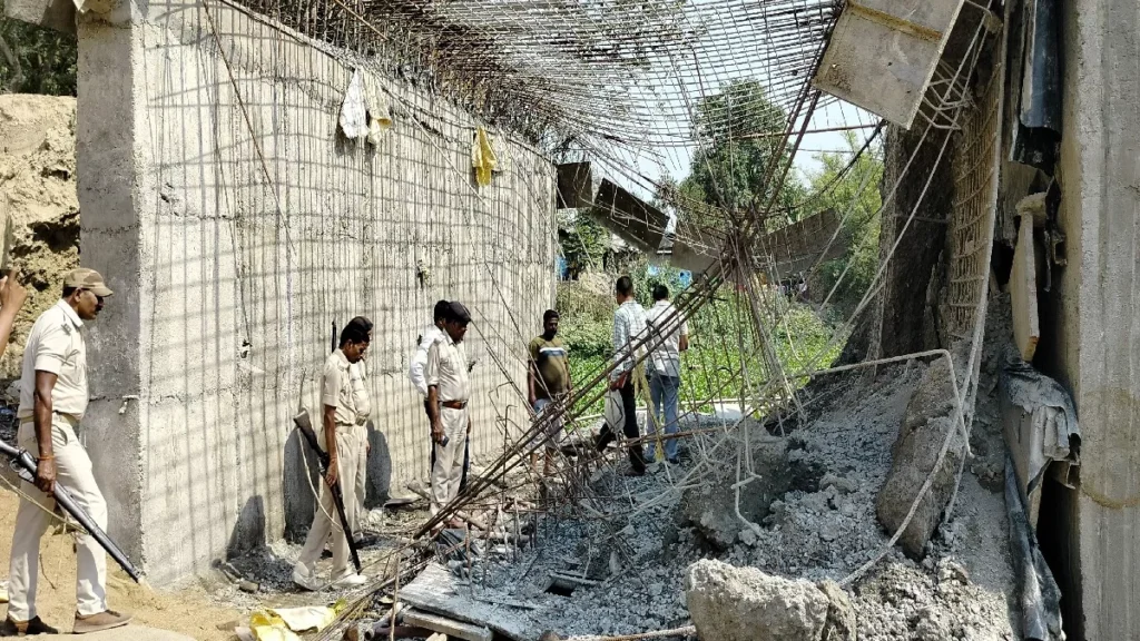 बिहार में एक और कारनामा: रात के अंधेरे में की पुल की ढलाई, सुबह से पहले हो गया धराशाई 1 15 05 2023 bihar pull 23412615