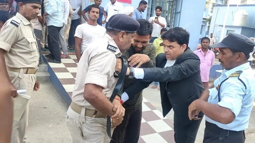 बिहार: नालंदा के अस्पताल में एक दूसरे पर टूट पड़े सिपाही और वकील, शराब मामले से जुड़ी वजह को जानिए... 1 2023 05 59a0ca41 8a79 4554 9e95 6a80fc4efe3b advocate