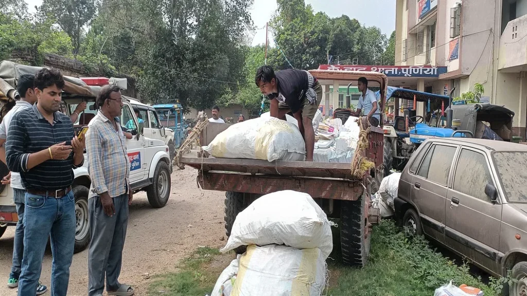 बिहार: कबाड़ में किलो के भाव बेच दी बच्चों को निःशुल्क मिलने वाली कोर्स बुक, एक ट्रैक्टर भरकर किताबें जब्त 1 2023 05 84b4fd23 352a 40f0 864e 38c048e40d2f 21pur 17 21052023 70 c701bha114420488