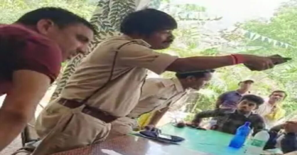 बिहार: 'एक सेकेंड में बना देते हैं टेर'रिस्ट, थाना पहुंचे शख्स को थानेदार की धमकी, बोले-तुम पर काल मंडरा रहा 1 20230502 175210