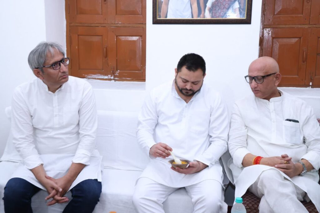 रवीश कुमार के घर पहुंचे तेजस्वी यादव, बताया बिहार की माटी का लाल 1 20230512 181249