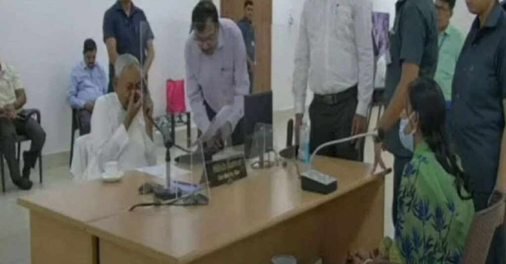 झा जी इ क्या नया लड़का को लाये हैं, जनता दरबार में फोन ऑपरेटर पर नाराज हुए नीतीश कुमार 1 20230515 140056