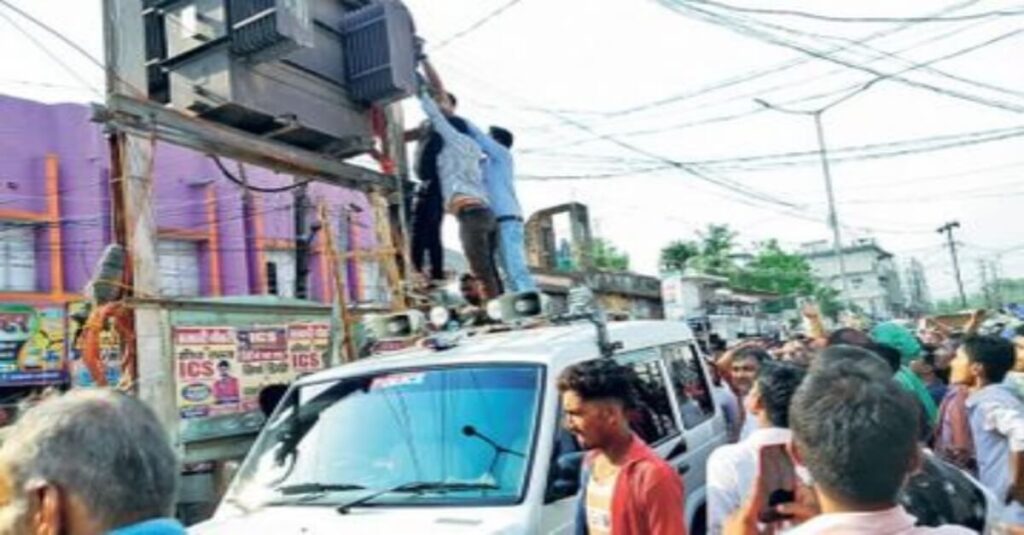 बिहार: DSP ने ट्रांसफार्मर पर झूलते बिजली मिस्त्री की देवदूत बनकर बचाई जान, अपनी गाड़ी से ले गए अस्पताल 1 20230516 142241