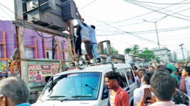 बिहार: DSP ने ट्रांसफार्मर पर झूलते बिजली मिस्त्री की देवदूत बनकर बचाई जान, अपनी गाड़ी से ले गए अस्पताल 1 20230516 142241