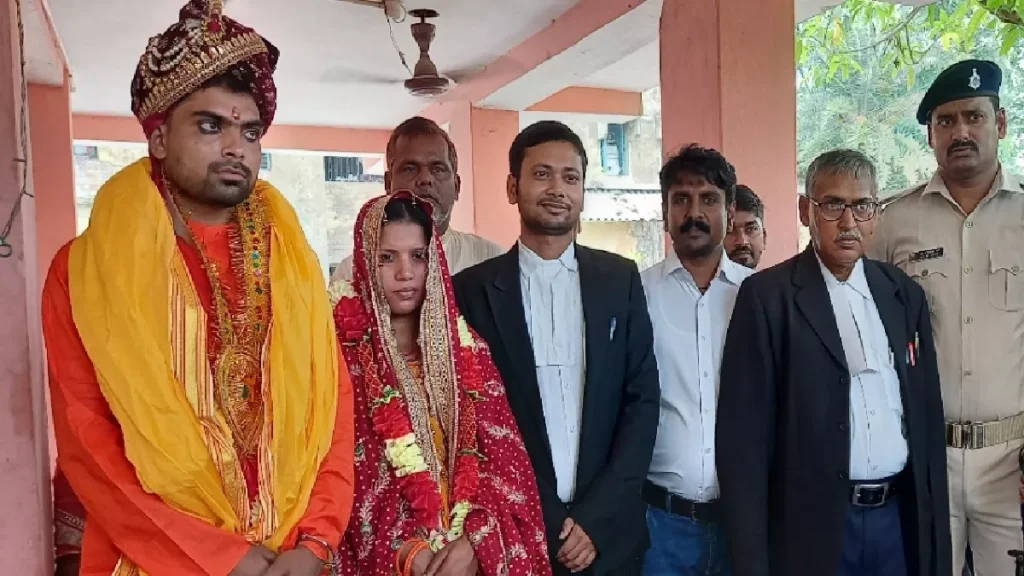 बिहार: हथकड़ी के साथ जेल से बाहर आकर युवक ने की शादी, अपनी ही दुल्हन के अपहरण मामले में है बंद 1 20 05 2023 court parisar shadi 23418200.webp