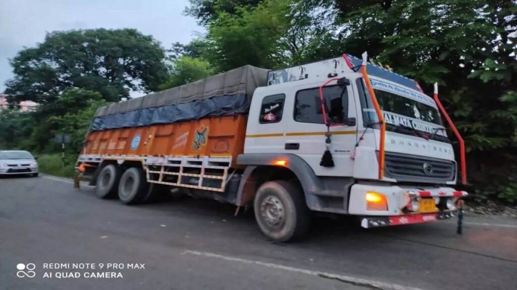 मुक्तापुर रेलवे स्टेशन स्थित रैक प्वाइंट से दो ट्रक से चला 900 बोरा सीमेंट गायब 1 20 08 2022 dadasiba truck 22995029 01
