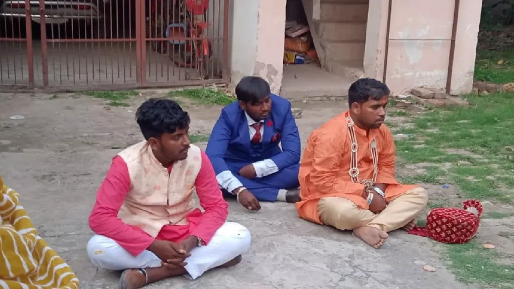 बिहार: सिंदूरदान के वक्त सोने की चेन की जिद से टूटी शादी... दूल्हे, बाप-भाई और जीजा को वधुपक्ष ने बनाया बंधक 1 21 05 2023 dulha bandhak 23419217
