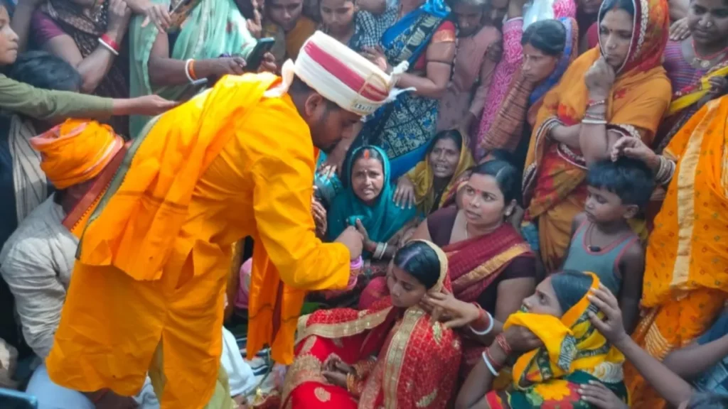बिहार: प्रेमिका से मिलने आए प्रेमी की आई आफत! ग्रामीणों ने पकड़ा और मंदिर में करा दी शादी, परिजन कर रहे हंगामा 1 26 05 2023 chhapra news 23424285