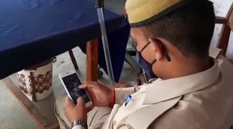 पुलिसकर्मियों को ड्यूटी पर मोबाइल चलाना पड़ सकता है महंगा, कार्रवाई का आदेश जारी 1 Bihar Police on Duty Mobile 1024x576 1