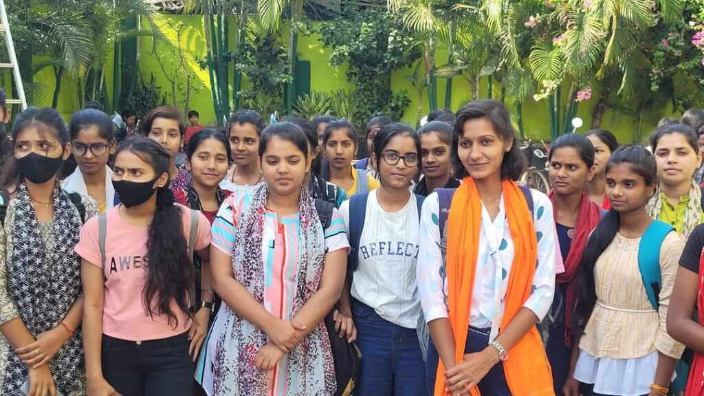 ABVP समस्तीपुर वीमेंस कॉलेज इकाई की छात्राओं ने अनुरूप टाॅकीज में देखी 'द केरला स्टोरी' फिल्म 1 FB IMG 1684464664571