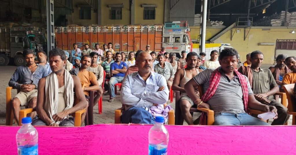 जिला विधिक सेवा प्राधिकार के तत्वावधान में मजदूरों को उनके अधिकार व कानून के बारे में बताया गया 1 IMG 20230501 WA0025 01