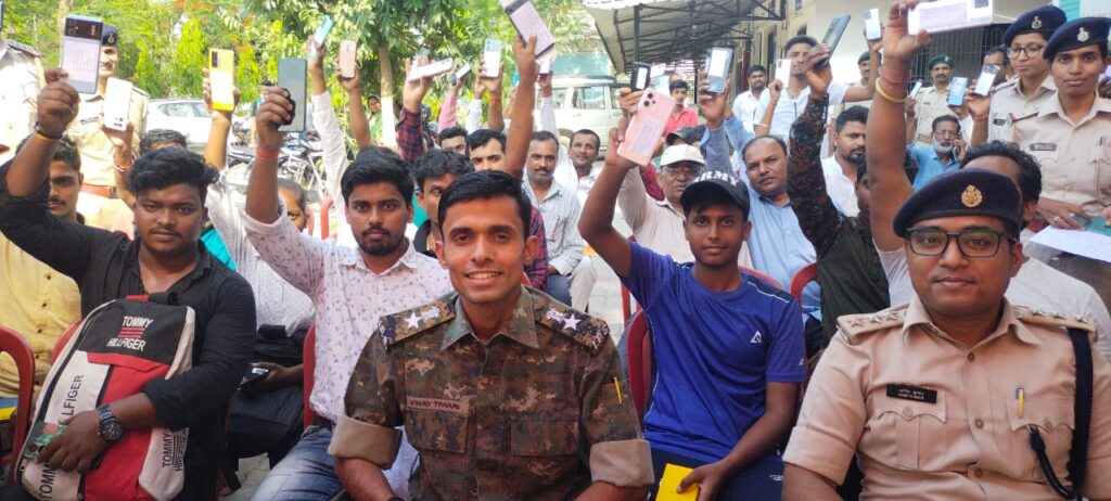 समस्तीपुर पुलिस की मोबाइल रिकॉवरी टीम ने 5वीं बार चोरी, छिनतई व खोए हुए 57 मोबाइल फोन बरामद किया 1 IMG 20230505 WA0044
