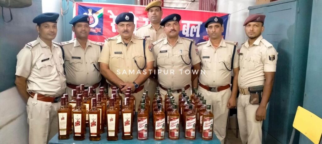 समस्तीपुर जंक्शन पर क्लोन एक्सप्रेस से रेल पुलिस ने भारी मात्रा में विदेशी शराब किया बरामद 1 IMG 20230507 WA0050 01